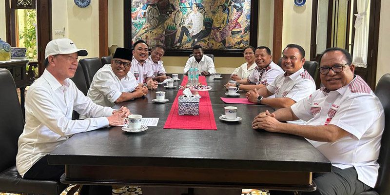 Pengurus DPP Bara JP saat berdiskusi dengan Presiden RI ke-7, Joko Widodo (Jokowi) di kediaman pribadinya, Jalan Kutai Utara No 01, Sumber, Solo, Jumat (13/2/2026).