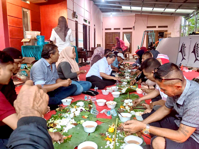 Makan liwet bersama yang menggambarkan kesederhaan yang sanggup melahirkan kebersamaan, solidaritas dan kekuatan besar