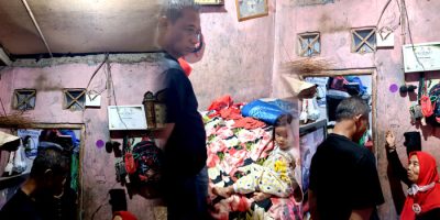 Inisiator BaraJP Bogor Raya yang juga Wakil Sekretaris Jenderal (Wasekjen) DPP BaraJP, Jonny Sirait saat meninjau rumah Ratna Ningsih atau akrab disapa Mak Ratna