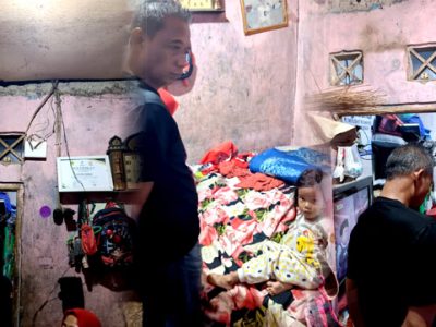 Inisiator BaraJP Bogor Raya yang juga Wakil Sekretaris Jenderal (Wasekjen) DPP BaraJP, Jonny Sirait saat meninjau rumah Ratna Ningsih atau akrab disapa Mak Ratna