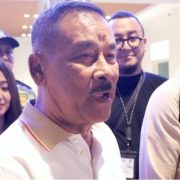 Manajer Persib Bandung, H. Umuh Muchtar saat menyabut kedatangan Mariano Peralta di stasiun Tegalluar, Senin malam (foto: Istimewa)