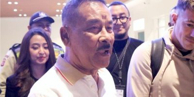 Manajer Persib Bandung, H. Umuh Muchtar saat menyabut kedatangan Mariano Peralta di stasiun Tegalluar, Senin malam (foto: Istimewa)