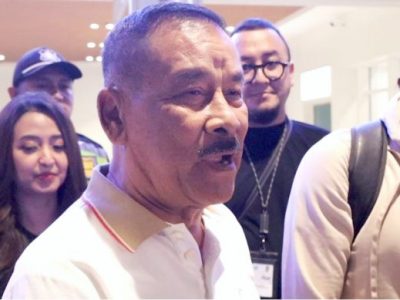 Manajer Persib Bandung, H. Umuh Muchtar saat menyabut kedatangan Mariano Peralta di stasiun Tegalluar, Senin malam (foto: Istimewa)