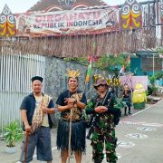 Tokoh masyarakat RT 01, RW 11, Perumahan Ambar Tanjungsari Residence yang menirukan sosok Kabayan, Kepala Suku di Papua dan Anggota TNI