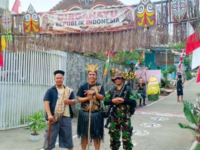 Tokoh masyarakat RT 01, RW 11, Perumahan Ambar Tanjungsari Residence yang menirukan sosok Kabayan, Kepala Suku di Papua dan Anggota TNI