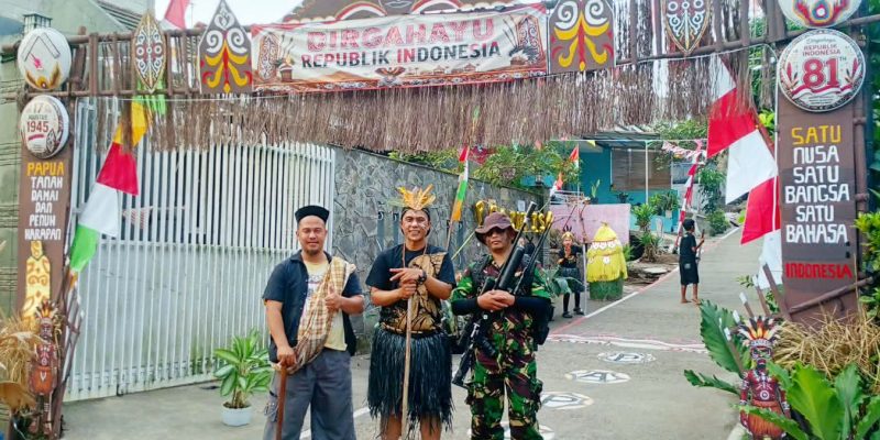 Tokoh masyarakat RT 01, RW 11, Perumahan Ambar Tanjungsari Residence yang menirukan sosok Kabayan, Kepala Suku di Papua dan Anggota TNI