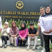 Pengurus BaraJP Bogor Raya, Mega Hernita (Ketua DPC BaraJP Bogor Raya), Sri Ratnaningsih atau Nci (Wakil Ketua BaraJP Bogor Raya) dan Jaya (koordinator) saat mendampingi enam orang siswa yang mendaftar proses pengambilan izajah