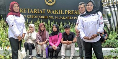 Pengurus BaraJP Bogor Raya, Mega Hernita (Ketua DPC BaraJP Bogor Raya), Sri Ratnaningsih atau Nci (Wakil Ketua BaraJP Bogor Raya) dan Jaya (koordinator) saat mendampingi enam orang siswa yang mendaftar proses pengambilan izajah