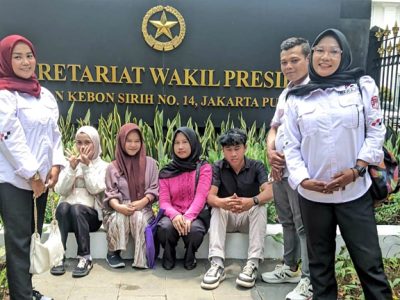 Pengurus BaraJP Bogor Raya, Mega Hernita (Ketua DPC BaraJP Bogor Raya), Sri Ratnaningsih atau Nci (Wakil Ketua BaraJP Bogor Raya) dan Jaya (koordinator) saat mendampingi enam orang siswa yang mendaftar proses pengambilan izajah