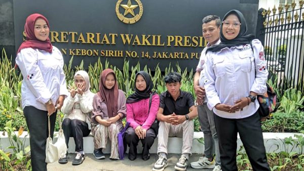 Pengurus BaraJP Bogor Raya, Mega Hernita (Ketua DPC BaraJP Bogor Raya), Sri Ratnaningsih atau Nci (Wakil Ketua BaraJP Bogor Raya) dan Jaya (koordinator) saat mendampingi enam orang siswa yang mendaftar proses pengambilan izajah