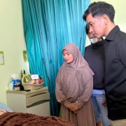Wakil Presiden Republik Indonesia (Wapres RI), Gibran Rakabuming menjenguk salah satu korban dugaan keracunan makanan di Kecamatan Bawang, Kabupaten Batang