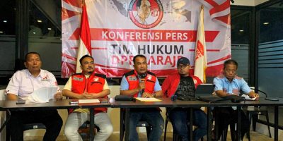 Pengurus DPP BaraJP, Jonny Sirait (Wasekjen), Yogie T. Wardana (Waketum), Manampin Siregar (Waketum) dan Franly Seption (Bidang Hukum DPP BaraJP) saat menggelar konferensi pers terkait Permohonan PHPU Nomor 01/PHPU.PRES-XXIV/2026