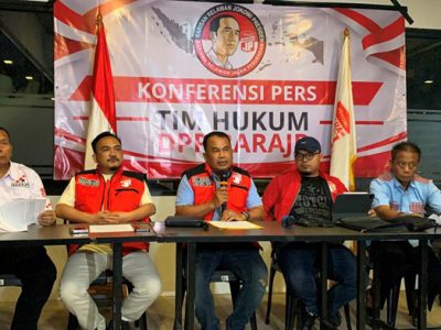 Pengurus DPP BaraJP, Jonny Sirait (Wasekjen), Yogie T. Wardana (Waketum), Manampin Siregar (Waketum) dan Franly Seption (Bidang Hukum DPP BaraJP) saat menggelar konferensi pers terkait Permohonan PHPU Nomor 01/PHPU.PRES-XXIV/2026