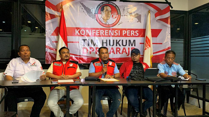 Pengurus DPP BaraJP, Jonny Sirait (Wasekjen), Yogie T. Wardana (Waketum), Manampin Siregar (Waketum) dan Franly Seption (Bidang Hukum DPP BaraJP) saat menggelar konferensi pers terkait Permohonan PHPU Nomor 01/PHPU.PRES-XXIV/2026