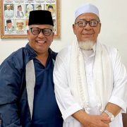 Prof. Dr. Tgk. M. Adli Abdullah, S.H., M.Cl., Ph.D., (kiri) bersama tokoh ulama
