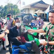 Kapolsek dan Danramil Cibinong Bagikan Ratusan Masker untuk Masyarakat