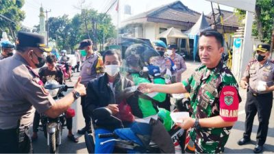 Kapolsek dan Danramil Cibinong Bagikan Ratusan Masker untuk Masyarakat