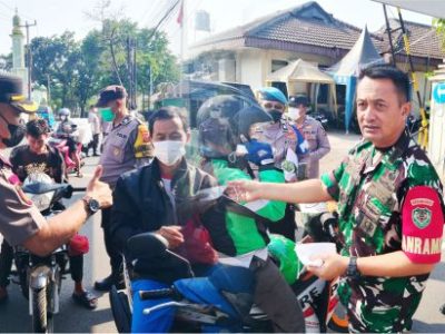 Kapolsek dan Danramil Cibinong Bagikan Ratusan Masker untuk Masyarakat