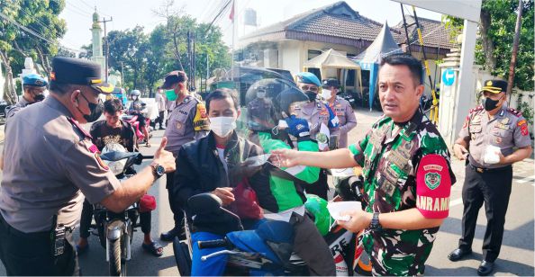 Kapolsek dan Danramil Cibinong Bagikan Ratusan Masker untuk Masyarakat