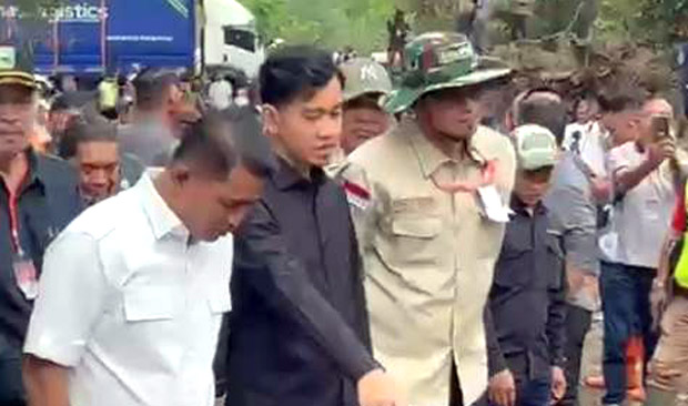 Wakil Presiden Republik Indonesia (Wapres RI), Gibran Rakabuming meninjau sejumlah infrastruktur dan fasilitas publik terdampak banjir bandang di Kabupaten Solok