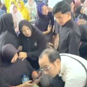 Wapres Gibran saat mengunjungi Posko Pengungsi Balai Pemuda Kayu Aro, Jalan Kayu Aro, Batang Barus, Kecamatan Gunung Talang, Jumat (25/09/2026).