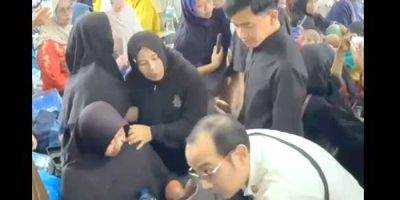 Wapres Gibran saat mengunjungi Posko Pengungsi Balai Pemuda Kayu Aro, Jalan Kayu Aro, Batang Barus, Kecamatan Gunung Talang, Jumat (25/09/2026).
