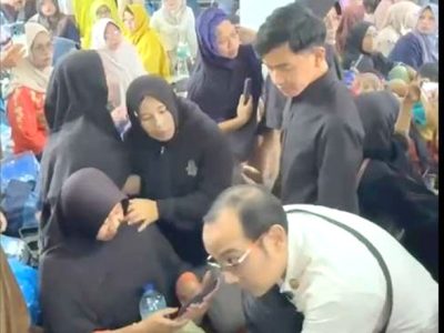 Wapres Gibran saat mengunjungi Posko Pengungsi Balai Pemuda Kayu Aro, Jalan Kayu Aro, Batang Barus, Kecamatan Gunung Talang, Jumat (25/09/2026).
