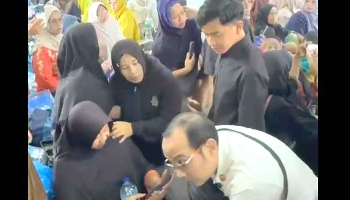 Wapres Gibran saat mengunjungi Posko Pengungsi Balai Pemuda Kayu Aro, Jalan Kayu Aro, Batang Barus, Kecamatan Gunung Talang, Jumat (25/09/2026).