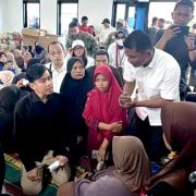 Wakil Presiden (Wapres) Gibran Rakabuming menemui pengungsi korban banjir bandang di Solok untuk memastikan penanganan pascabencana berjalan optimal