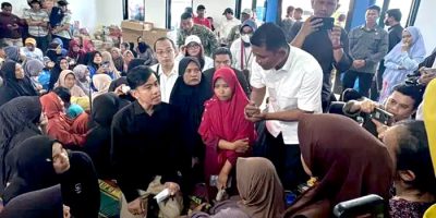 Wakil Presiden (Wapres) Gibran Rakabuming menemui pengungsi korban banjir bandang di Solok untuk memastikan penanganan pascabencana berjalan optimal
