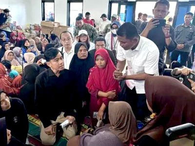 Wakil Presiden (Wapres) Gibran Rakabuming menemui pengungsi korban banjir bandang di Solok untuk memastikan penanganan pascabencana berjalan optimal