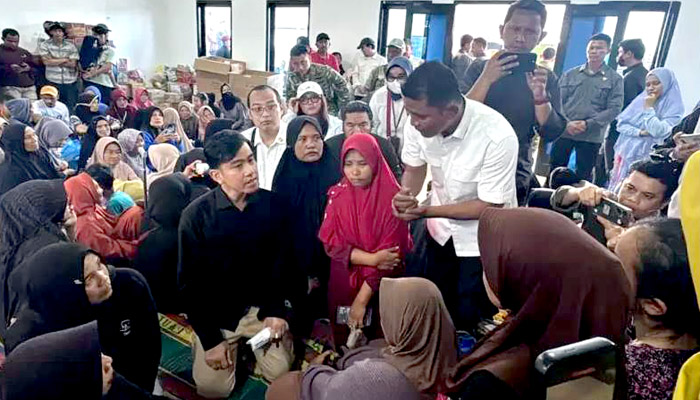 Wakil Presiden (Wapres) Gibran Rakabuming menemui pengungsi korban banjir bandang di Solok untuk memastikan penanganan pascabencana berjalan optimal