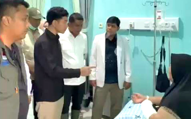 Wapres Gibran saat menjenguk korban banjir bandang di RSUD Arosuka