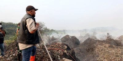 Bupati Bogor Rudy Susmanto terjung langsung memastikan penanganan kebakaran Tempat Pembuangan Akhir (TPA) Galuga, Kecamatan Cibungbulang, berjalan optimal