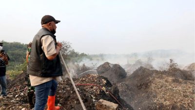 Bupati Bogor Rudy Susmanto terjung langsung memastikan penanganan kebakaran Tempat Pembuangan Akhir (TPA) Galuga, Kecamatan Cibungbulang, berjalan optimal