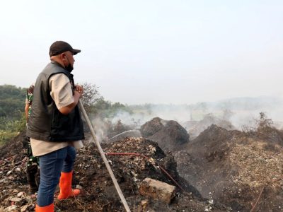 Bupati Bogor Rudy Susmanto terjung langsung memastikan penanganan kebakaran Tempat Pembuangan Akhir (TPA) Galuga, Kecamatan Cibungbulang, berjalan optimal