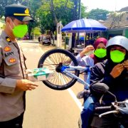 Pasca Erupsi Gunung Anak Krakatau, Polsek Cibinong Bagikan Masker untuk Masyarakat