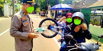 Pasca Erupsi Gunung Anak Krakatau, Polsek Cibinong Bagikan Masker untuk Masyarakat