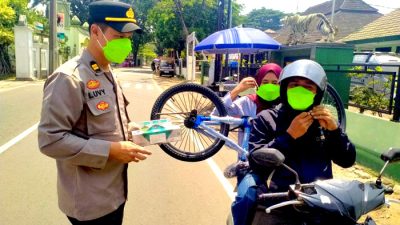 Pasca Erupsi Gunung Anak Krakatau, Polsek Cibinong Bagikan Masker untuk Masyarakat