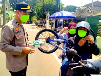 Pasca Erupsi Gunung Anak Krakatau, Polsek Cibinong Bagikan Masker untuk Masyarakat