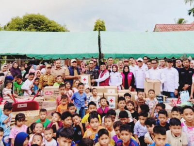 HUT Ke-81 PMI, Bupati Bireuen dan Ketua PMI Serahkan Bantuan untuk Korban Banjir