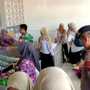 Aparat Kepolisian, TNI dan pihak sekolah saat meninjau kondisi sejumlah pelajar SMAN 1 Sampang yang diduga keracunan MBG