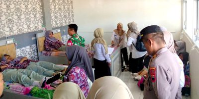 Aparat Kepolisian, TNI dan pihak sekolah saat meninjau kondisi sejumlah pelajar SMAN 1 Sampang yang diduga keracunan MBG