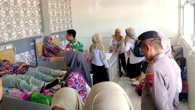 Aparat Kepolisian, TNI dan pihak sekolah saat meninjau kondisi sejumlah pelajar SMAN 1 Sampang yang diduga keracunan MBG