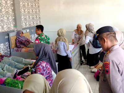 Aparat Kepolisian, TNI dan pihak sekolah saat meninjau kondisi sejumlah pelajar SMAN 1 Sampang yang diduga keracunan MBG