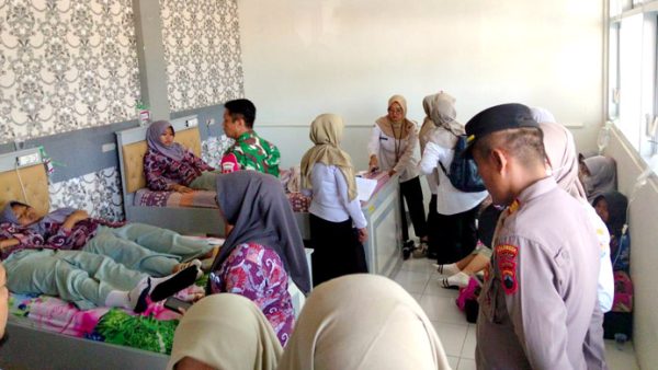 Aparat Kepolisian, TNI dan pihak sekolah saat meninjau kondisi sejumlah pelajar SMAN 1 Sampang yang diduga keracunan MBG