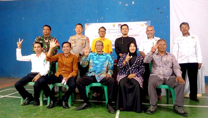 Foto bersama para Bakal Calon Kepala Desa Raharja usai penetapan nomor urut