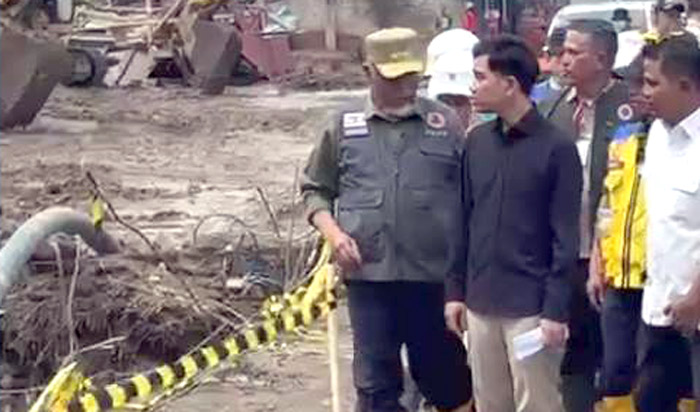 Wapres RI, Gibran Rakabuming melihat langsung proses penanganan bencana. Dukungan pemerintah nyata dan terasa langsung dengan pengerahan berbagai alat berat untuk mempercepat proses penanganan bencana