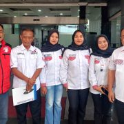Sekretaris Jenderal (Sekjen) BaraJP, Boy Nababan, didampingi Wasekjen DPP BaraJP Jonny Sirait, Wakil Ketua Umum Yoghie Try Wardhana, dan sejumlah pengurus dan BaraJP lainnya usai menyerahkan Amicus Curiae ke MK
