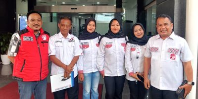 Sekretaris Jenderal (Sekjen) BaraJP, Boy Nababan, didampingi Wasekjen DPP BaraJP Jonny Sirait, Wakil Ketua Umum Yoghie Try Wardhana, dan sejumlah pengurus dan BaraJP lainnya usai menyerahkan Amicus Curiae ke MK